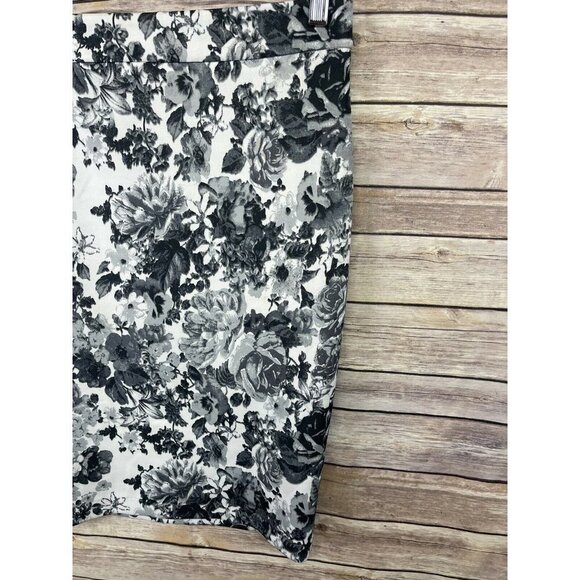 Mack Liam Medium Floral Pencil Skirt Pull On Gray White Roses Stretchy - Picture 2 of 11